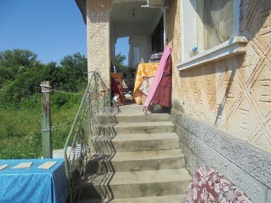 СПЕШНО Продавам къща с двор