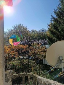 Голямо дворно място с къща и много сезонни постройки