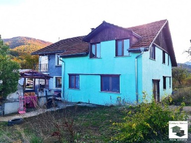 Просторен планински имот с двуетажна къща и конюшня в с. Столът