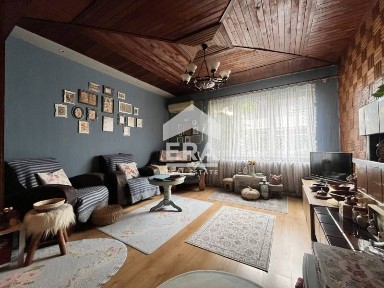 Артистичен тристаен апартамент в сърцето на кв. Оборище