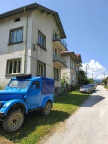 Двуетажна масивна къща