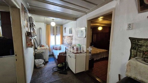 Етаж от къща с открита тераса