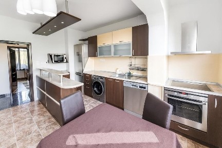 Просторен ТРИСТАЕН апартамент в кв. Младежки хълм