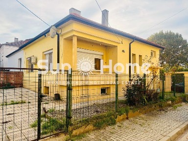 Слънчев дом в сърцето на града - самостоятелна къща с двор