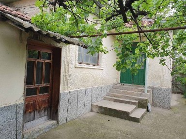 Продава къща с. Горно Белево. Къщата е със застрое