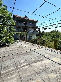 Масивна триетажна къща с. Горна Гращица