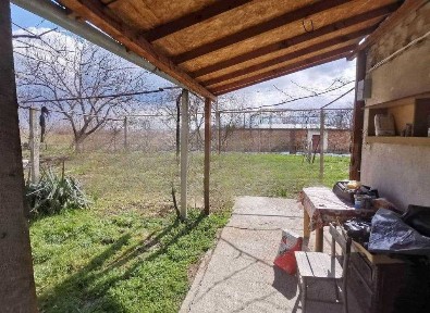 Масивна триетажна къща - село Долна Махала, община Калояново