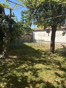 Продава масивна къща в централната част на с. Енина