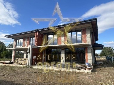 Продават се 2 къщи близнаци с външни гаражи с Акт 14