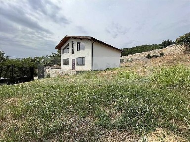 Двуетажна къща в село Рогачево