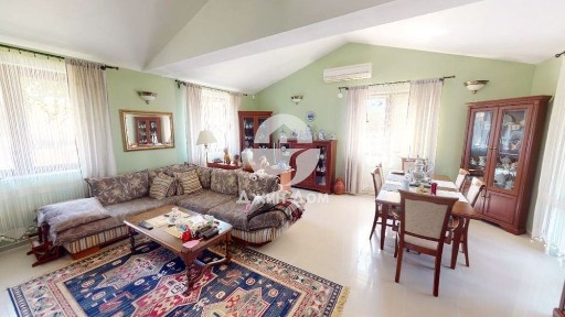 Двуетажна обзаведена къща с басейн, с. Кошарица.