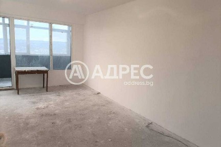 Тристаен апартамент в централната част на ж. к. Орел