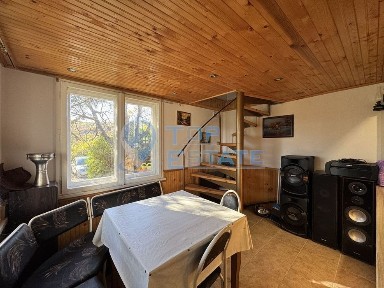 Двуетажна вила с красива гледка във вилна зона на град Дряново