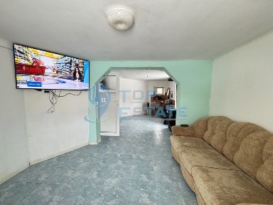 Двуетажна къща с голям двор в с. Скалско, област Габрово.