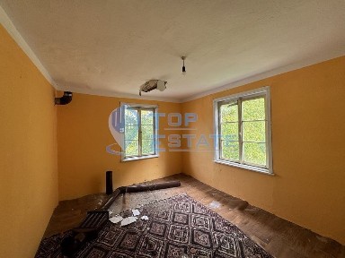 Двуетажна тухлена къща в с. Шарани, област Габрово.