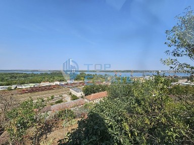 Триетажна масивна къща с двор, гараж и панорама в централната част на