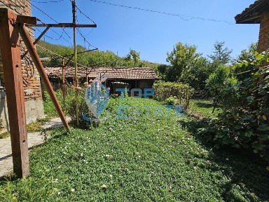 Тухлен етаж от къща с двор в град Елена