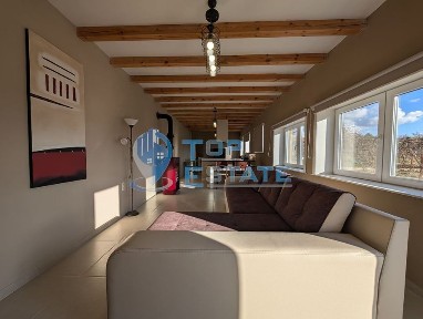 Реновирана тухлена къща с красива панорама и басейн в село Садина