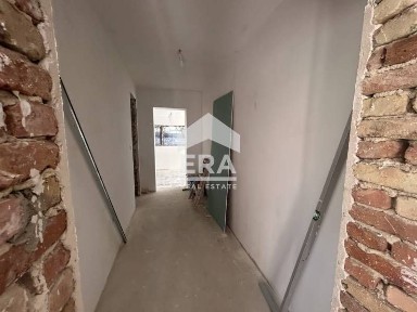 Триетажна къща със собствен двор в село Осеново, обл. Варна