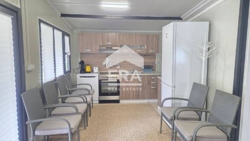 Обзаведена къща (тип сглобяема) с двор и голяма веранда за продажба в