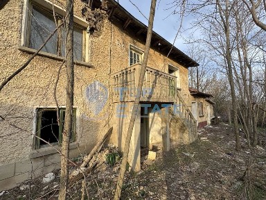 Двуетажна къща с кладенец в с. Стежерово, област Плевен