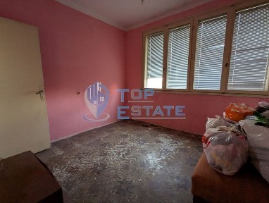 Тристаен тухлен апартамент разположен на комуникативна улица в кварта