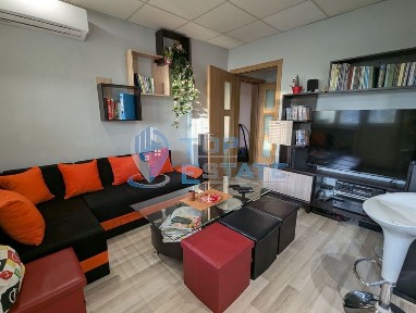 Двустаен тухлен апартамент на комуникативна улица в квартал Гарата, г