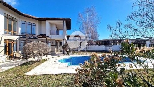 Двуетажна къща с БАСЕЙН и ПАРКОМЯСТО във к-с „Винеярдс Резорт“, Ахелой