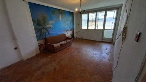 Двустаен апартамент на пл. Ларго