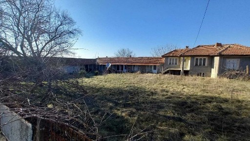 Къща с голям двор в с. Тодорово