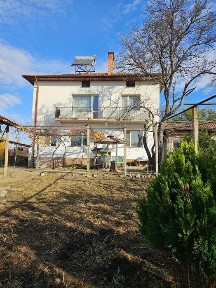 ПРОДАВА СЕ: Просторна двуетажна къща с двор и чудесна локация!