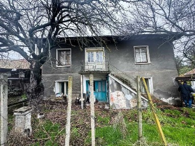 Kъща с 3 спални, гараж и стопански постройки в живописното село Червен