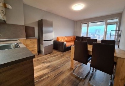 Тристаен обзаведен апартамент под наем в кв. Младост