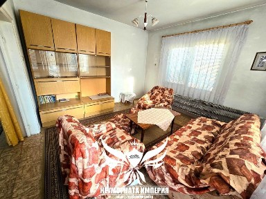 Продавам тристаен с партерен и гараж, таван и помещения Асеновград