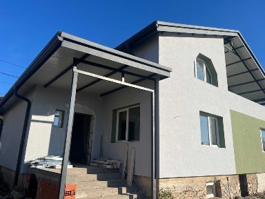 Продава се двуетажна, напълно обновена къща в гр. Крън