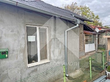 Продава малка, компактна самостоятелна къща с двор гр. Нови пазар.