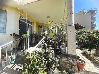 Продава се просторна триетажна къща с морска панорама и поддържана гр