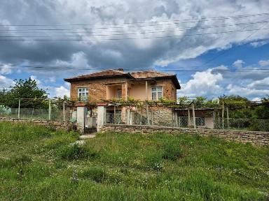 Самостоятелна ДВУЕТАЖНА къща в с. Велислав, общ. Сунгурларе, обл. Бургас