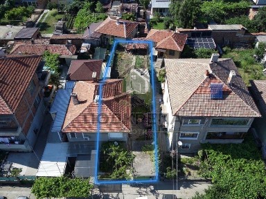 Двуетажна къща с двор, гараж и постройки в близост до центъра на гр.