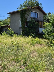 Двор с вила и гараж