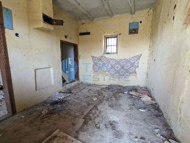 Парцел със стара къща и кладенец в село Сушица