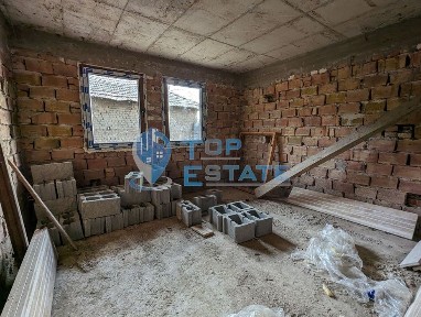 Две къщи в един двор в село Камен