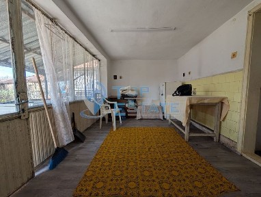 Едноетажна тухлена къща с гараж в село Павел