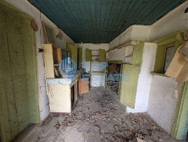 Двуетажна къща с голям двор и кладенец в село Иванча