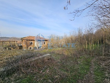 Двуетажна тухлена къща с голям двор в село Козловец, община Свищов