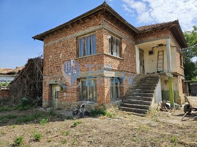 Масивна двуетажна къща в село Джулюница