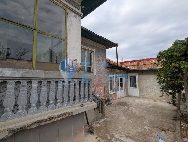 Двуетажна тухлена къща с кладенец в село Поликраище, област Велико Тъ