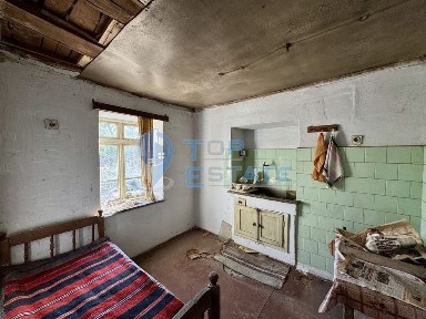 Двуетажна тухлена къща с кладенец в с. Михалци, област Велико Търново.