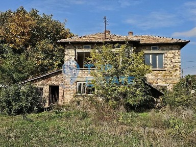 Масивна двуетажна къща с голям двор в с. Драгомирово, В. Търново