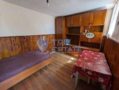 Двуетажна къща с кладенец и гараж в град Сухиндол